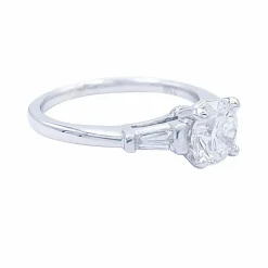 Bague solitaire encadré de diamants baguette.