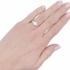 Bague solitaire encadré de diamants baguette.