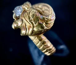 Bague solitaire Néo Gothique figurant une tête de chimère