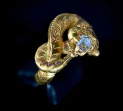 Bague solitaire Néo Gothique figurant une tête de chimère