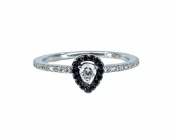 Bague solitaire or blanc, diamants blancs et diamants noirs.