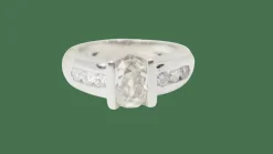 Bague solitaire or blanc et diamant ovale