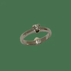 Bague solitaire or blanc diamant taille brillant.