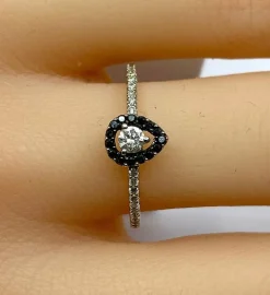 Bague solitaire or blanc, diamants blancs et diamants noirs.