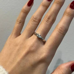 Bague solitaire or blanc diamant taille brillant.