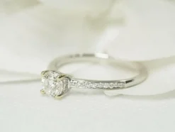 Bague solitaire or blanc diamant