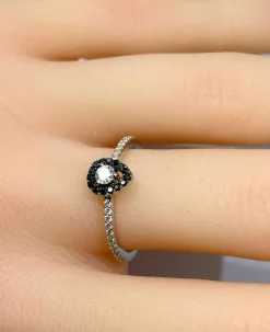 Bague solitaire or blanc, diamants blancs et diamants noirs.