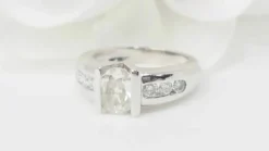 Bague solitaire or blanc et diamant ovale