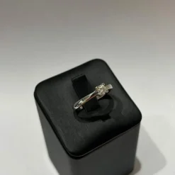 Bague solitaire or blanc diamant taille brillant.