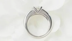 Bague solitaire or blanc et diamant ovale