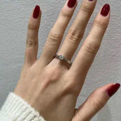 Bague solitaire or blanc diamant taille brillant.