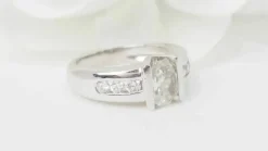 Bague solitaire or blanc et diamant ovale