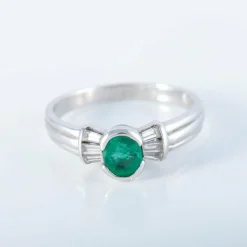 Bague solitaire or blanc émeraude