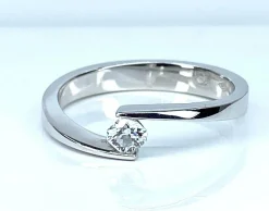 Bague solitaire or blanc et diamant de taille octogonale