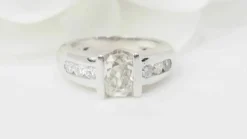 Bague solitaire or blanc et diamant ovale