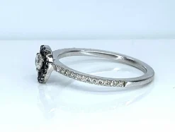 Bague solitaire or blanc, diamants blancs et diamants noirs.
