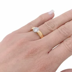 Bague solitaire or jaune, platine.