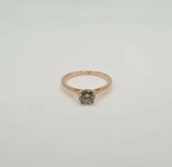 Bague solitaire or rose sertie d'un diamant