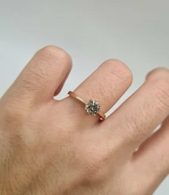 Bague solitaire or rose sertie d'un diamant