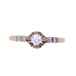 Bague solitaire épaulé de diamants serti sur or jaune et platine