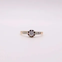 Bague solitaire épaulé de diamants serti sur or jaune et platine