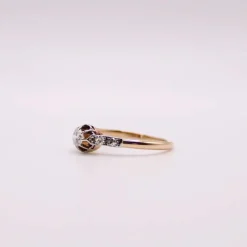 Bague solitaire épaulé de diamants serti sur or jaune et platine