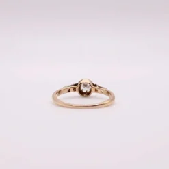 Bague solitaire épaulé de diamants serti sur or jaune et platine