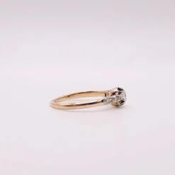 Bague solitaire épaulé de diamants serti sur or jaune et platine