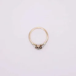 Bague solitaire épaulé de diamants serti sur or jaune et platine