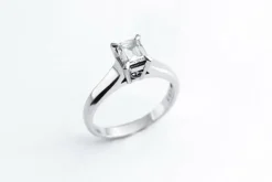 Bague Solitaire Platine Diamant émeraude