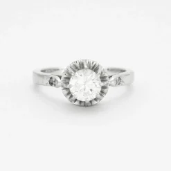 Bague solitaire platine, or gris et diamant.