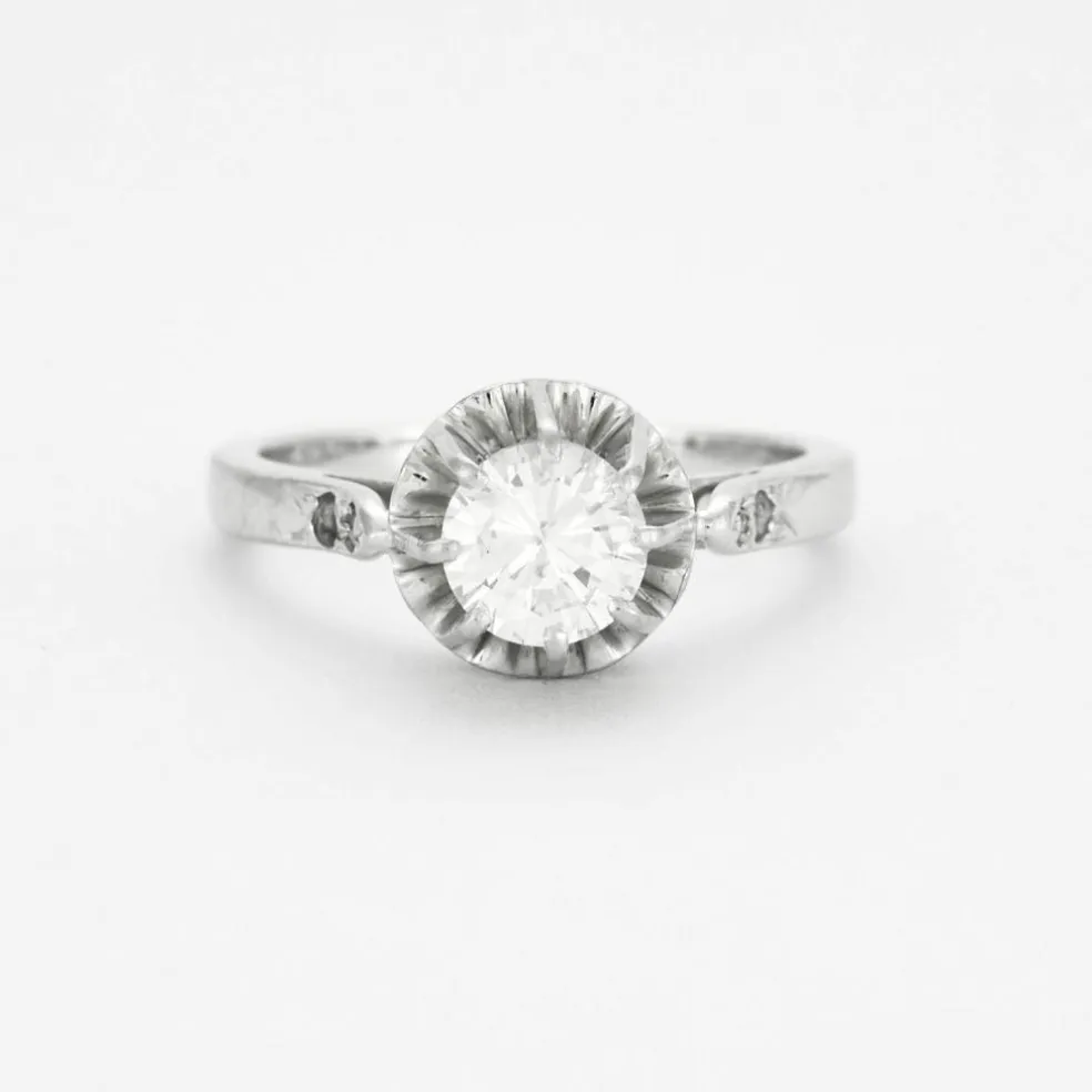 Bague solitaire platine, or gris et diamant.