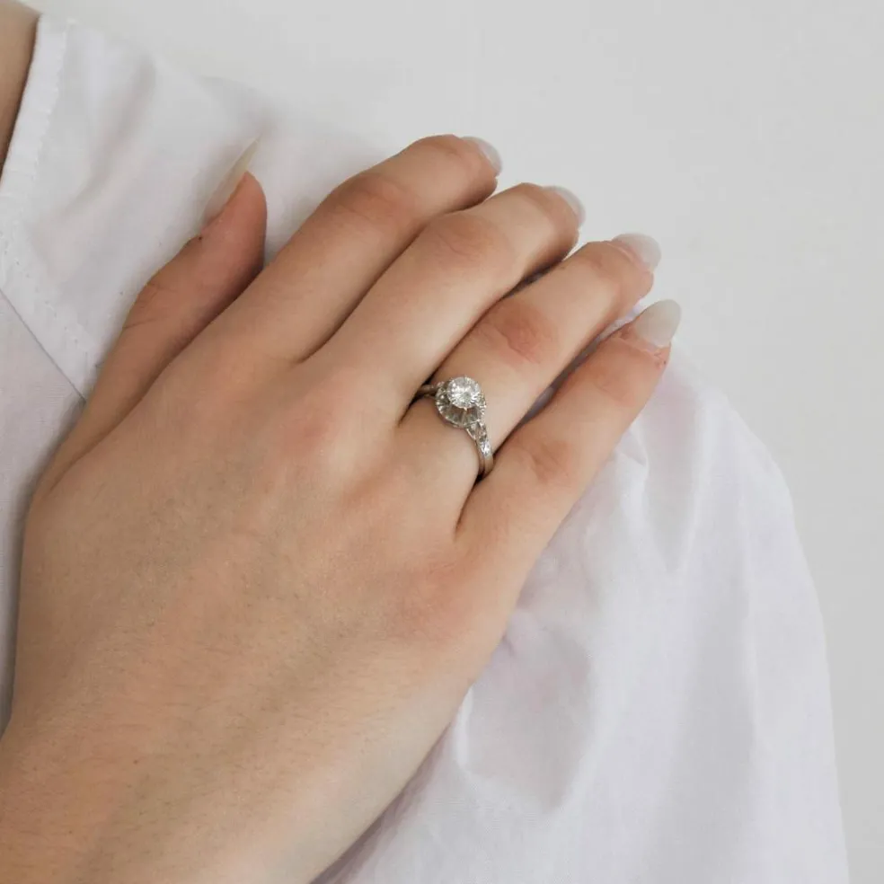 Bague solitaire platine, or gris et diamant.