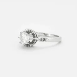 Bague solitaire platine, or gris et diamant.