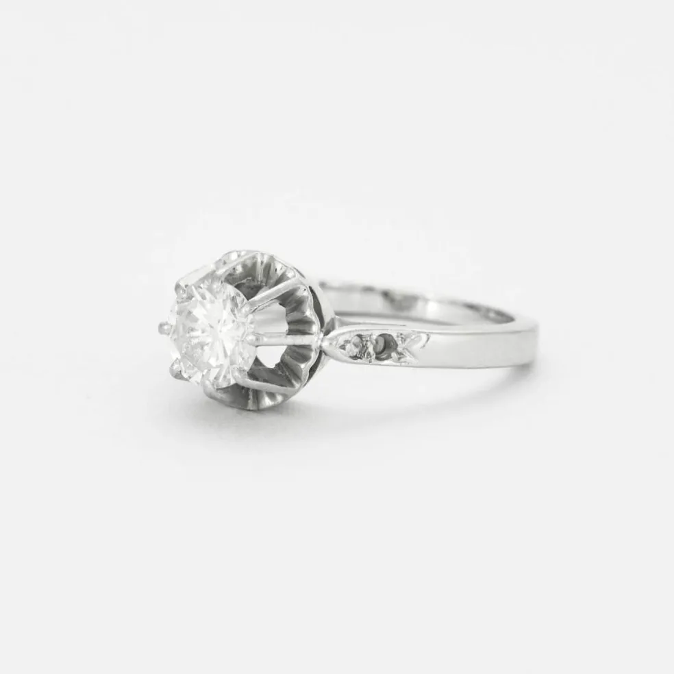 Bague solitaire platine, or gris et diamant.
