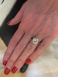 Bague Solitaire platine, or gris, diamant 2.40 cts (Certificat)