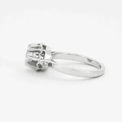 Bague solitaire platine, or gris et diamant.