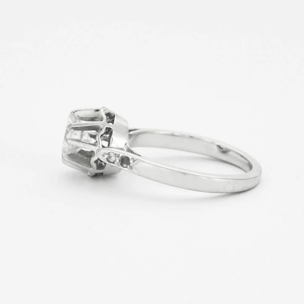 Bague solitaire platine, or gris et diamant.