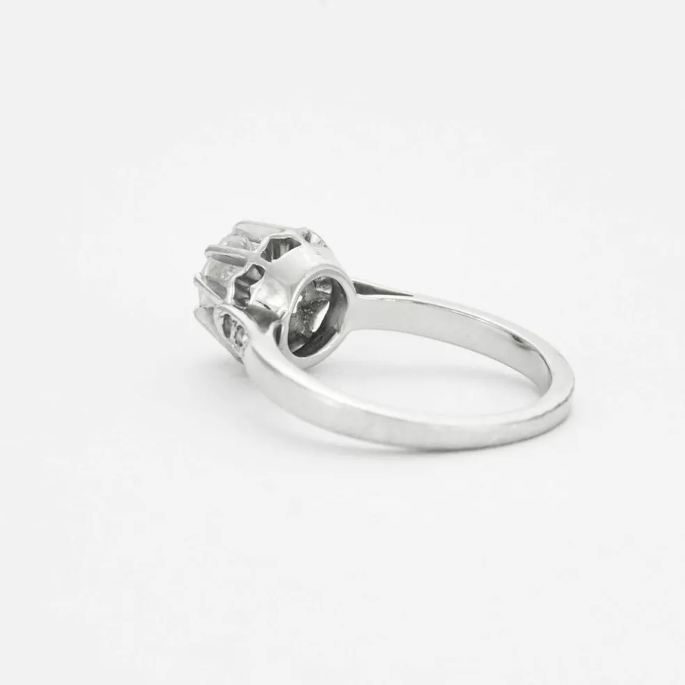 Bague solitaire platine, or gris et diamant.