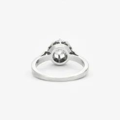 Bague solitaire platine, or gris et diamant.