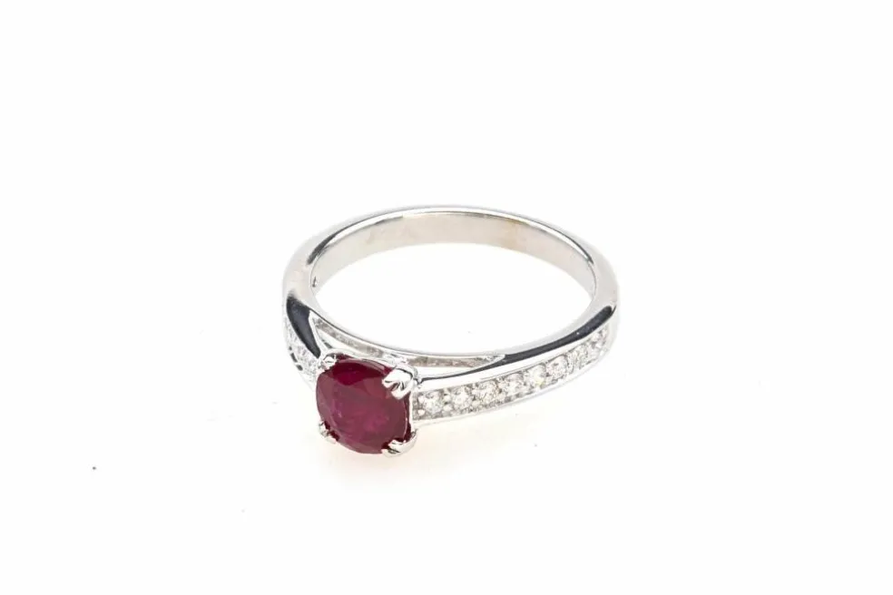 Bague solitaire rubis diamants en or blanc