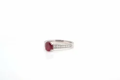 Bague solitaire rubis diamants en or blanc