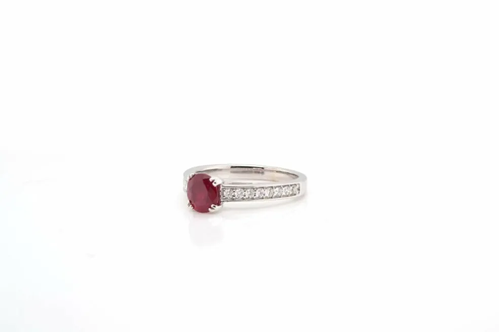 Bague solitaire rubis diamants en or blanc