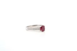 Bague solitaire rubis diamants en or blanc