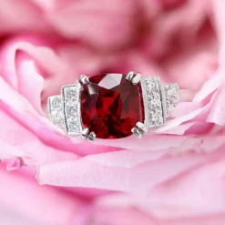 Bague spinelle rouge coussin naturel et diamants