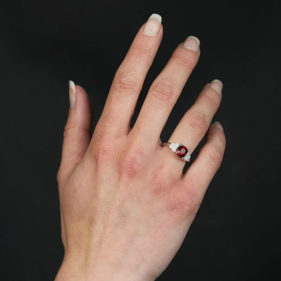 Bague spinelle rouge coussin naturel et diamants