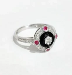 Bague style art déco diamants, onyx et rubis