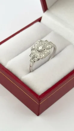 Bague style art déco en or blanc 18 carats et diamants