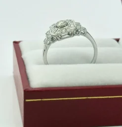 Bague style art déco en or blanc 18 carats et diamants