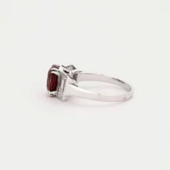 Bague style Art Déco or blanc, rubis et diamants